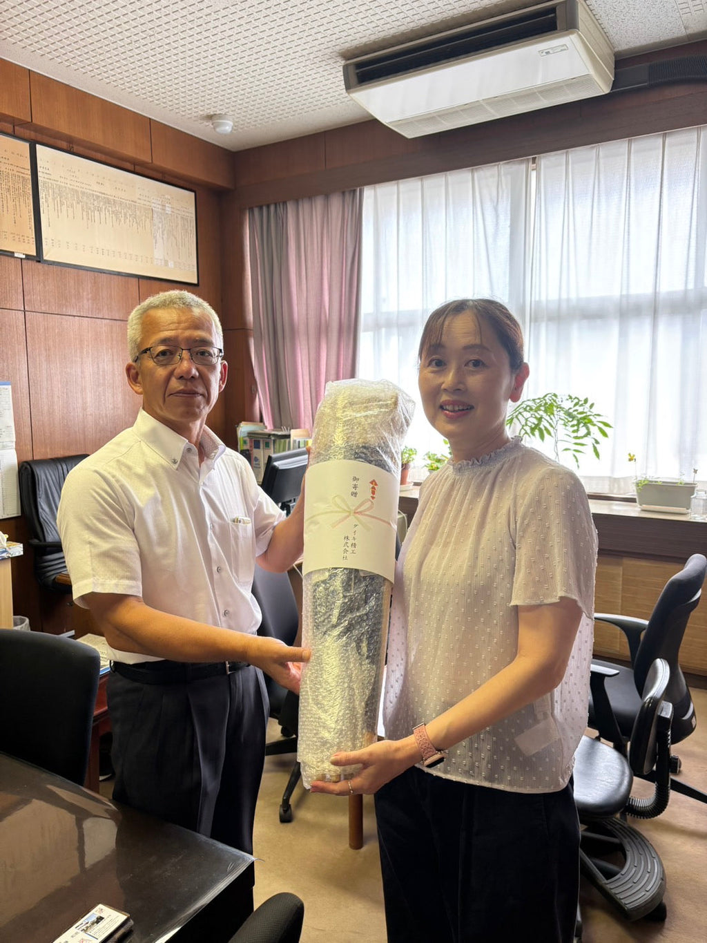 小学校に傘を寄贈しました。